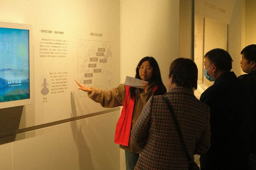 圖片包含 人, 室內(nèi), 站, 看著AI 生成的內(nèi)容可能不正確。 圖片包含 人, 室內(nèi), 站, 看著AI 生成的內(nèi)容可能不正確。